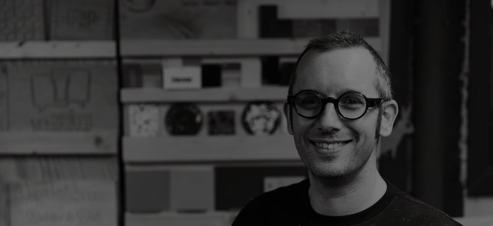 Portrait de Sami Dubosc, artisan créateur de Manufacture Dubosc et Fils, spécialisé dans la fabrication de mobilier et accessoires en bois sur mesure et durables. Découvrez notre savoir-faire artisanal et nos créations uniques sur notre boutique en ligne.