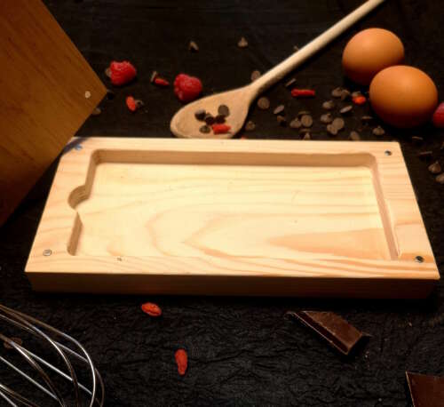 Boîte artisanale en épicéa du Haut-Doubs fabriquée par Manufacture Dubosc et Fils, présentée dans un cadre culinaire avec des œufs, du chocolat et des fruits rouges. Cette boîte en bois massif est idéale pour le rangement et la présentation d'aliments, ajoutant une touche naturelle et élégante à votre cuisine. Les créations de Manufacture Dubosc et Fils allient savoir-faire local et matériaux durables pour des objets fonctionnels et esthétiques.