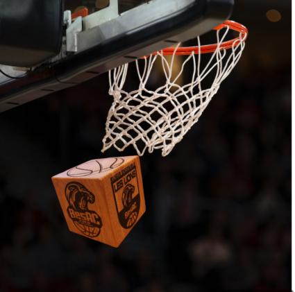 Photo montage d'un cube de bois passant dans un panier de basket