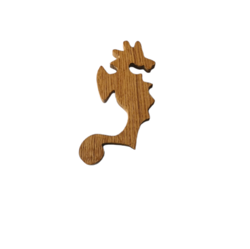 Sculpture en bois massif représentant un hippocampe, créée par Manufacture Dubosc et Fils. Cet accessoire décoratif est fabriqué artisanalement, parfait pour apporter une touche naturelle et maritime à votre intérieur ou extérieur. Bois de chêne de haute qualité pour une décoration durable et unique.