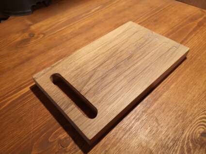 Planche de cuisine en bois réalisée par Manufacture Dubosc et Fils. Idéale pour offrir en cadeau ou pour ajouter une touche d'originalité à votre cuisine. Fabriquée en bois massif durable, cette planche à découper allie fonctionnalité et design personnalisé.