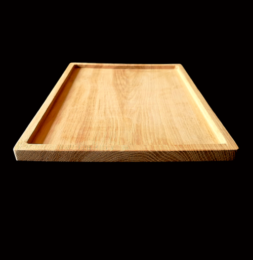 Plateau de service en chêne massif fabriqué par Manufacture Dubosc et Fils. Design élégant et durable, idéal pour une utilisation en cuisine, pour servir des boissons ou comme objet décoratif. Fabrication artisanale française à partir de bois local de qualité.