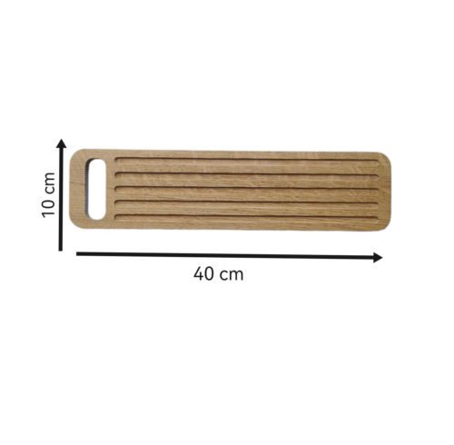 Planche à découper en chêne massif de 40 cm de longueur et 10 cm de largeur, fabriquée par Manufacture Dubosc et Fils. Cette planche élégante est idéale pour trancher et servir vos aliments tout en apportant une touche naturelle et authentique à votre cuisine. Un produit durable et pratique, parfait pour votre quotidien.