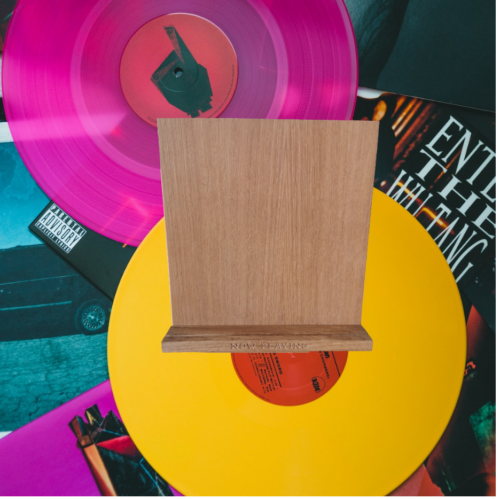 Porte vinyle en bois massif de chêne, une solution élégante pour ranger et exposer votre collection de vinyles avec style et fonctionnalité.