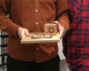 Plateau de service pour un opticien et cubes de bois gravé avec le logo de Jimmy Dubois