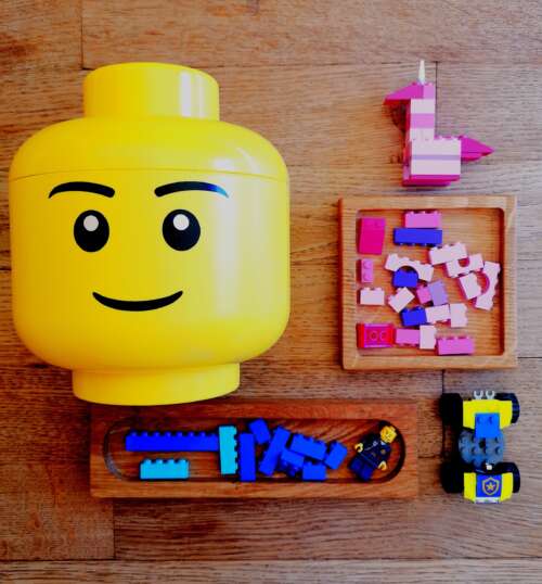 Vide-poche carré en chêne massif avec des pièces de lego et une tête de lego jaune