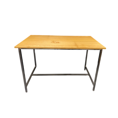 Table de style industriel avec plateau en chêne massif et structure en acier conçue par Manufacture Dubosc et Fils. Cette table robuste et élégante allie le charme du bois naturel et le caractère moderne de l'acier, parfaite pour une salle à manger, un bureau ou une cuisine. Fabriquée à la main, chaque pièce est unique et reflète notre engagement envers la qualité artisanale et la durabilité.