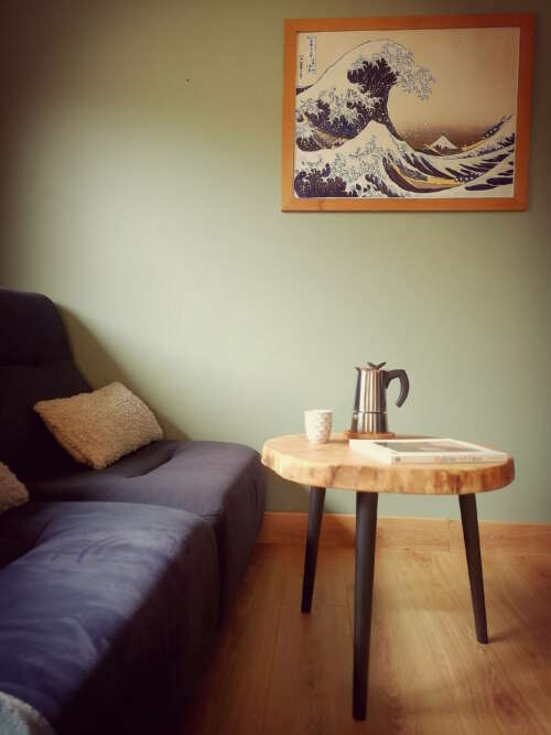 Coffee table mise en ambiance dans un salon cosy