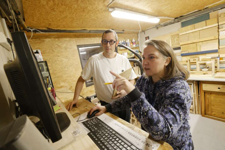 Deux artisans de Manufacture Dubosc et Fils Jennifer et Sami travaillent sur la conception de mobilier en bois dans l'atelier, utilisant un ordinateur pour finaliser les détails du projet. Leur collaboration montre le processus artisanal minutieux derrière chaque pièce personnalisée, avec un souci de durabilité et de précision. Découvrez nos créations en bois massif sur notre boutique en ligne, où la qualité et l'artisanat se rencontrent pour apporter une touche unique à votre intérieur.