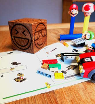 Cube smiley sur un bureau avec lego sur un bureau d'ecolier