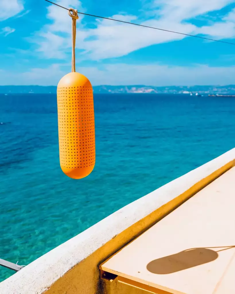 Pare battages de bateaux en guise de lampes artisanales, disposées harmonieusement sur la corniche à Marseille. Chaque lampe est fabriquée à la main pour offrir une ambiance douce et chaleureuse. Cette pièce unique, réalisée par l'Atelier Poupe représente l'alliance parfaite entre design contemporain et savoir-faire artisanal. Conçue avec des matériaux éco-responsables et de qualité supérieure, elle est idéale pour sublimer vos espaces intérieurs ou extérieurs. Découvrez cette création exclusive et ajoutez une touche d'élégance artisanale à votre décoration.