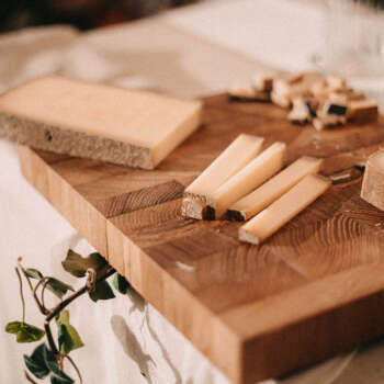 Planche à découper en chêne massif utilisée comme plateau à fromage