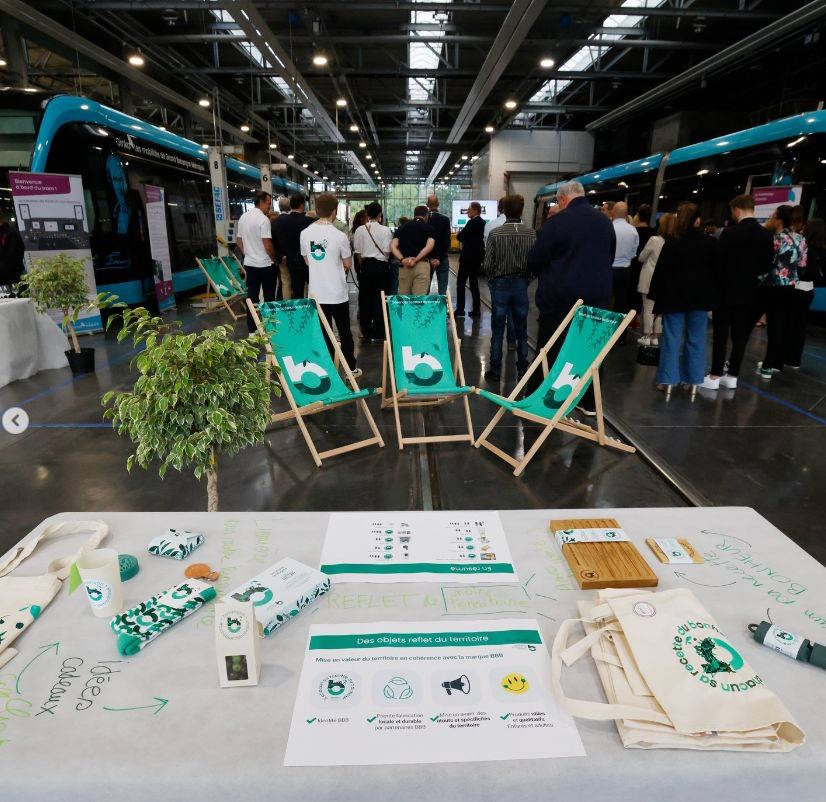 Stand de présentation lors de l'événement 'Boosteur de Bonheur' à Besançon, avec des transats personnalisés, des produits artisanaux et éco-responsables, y compris des planches en bois de Manufacture Dubosc et Fils. Nos produits en bois durable, faits main et fabriqués localement, mettre en valeur le savoir-faire traditionnel et l'engagement en faveur d'une fabrication éthique et zéro déchet, parfaits pour des cadeaux d'entreprise et des événements qui prônent la durabilité