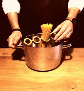 Doseur de spaghetti en bois durable de Manufacture Dubosc et Fils, utilisé pour mesurer la quantité de pâtes au-dessus d'une cocotte. Fabriqué de manière éco-responsable, cet accessoire de cuisine est fait main à partir de bois durable et de matériaux recyclés, reflétant l'artisanat local et un savoir-faire traditionnel. Conception personnalisée, design intemporel et fabrication artisanale de qualité supérieure, idéal pour une cuisine zéro déchet.