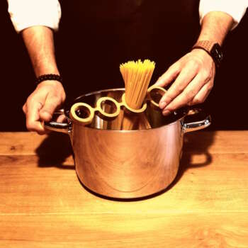 Doseur de spaghetti en bois durable de Manufacture Dubosc et Fils, utilisé pour mesurer la quantité de pâtes au-dessus d'une cocotte. Fabriqué de manière éco-responsable, cet accessoire de cuisine est fait main à partir de bois durable et de matériaux recyclés, reflétant l'artisanat local et un savoir-faire traditionnel. Conception personnalisée, design intemporel et fabrication artisanale de qualité supérieure, idéal pour une cuisine zéro déchet.