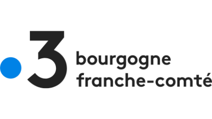 Logo de France 3 Bourgogne Franche-Comté, partenaire de Manufacture Dubosc et Fils pour la mise en valeur de l'artisanat local et des produits éco-responsables en bois durable. Ce partenariat reflète un engagement envers la fabrication éthique, le savoir-faire traditionnel, le design intemporel, et la promotion de l'artisanat fait main de qualité supérieure.