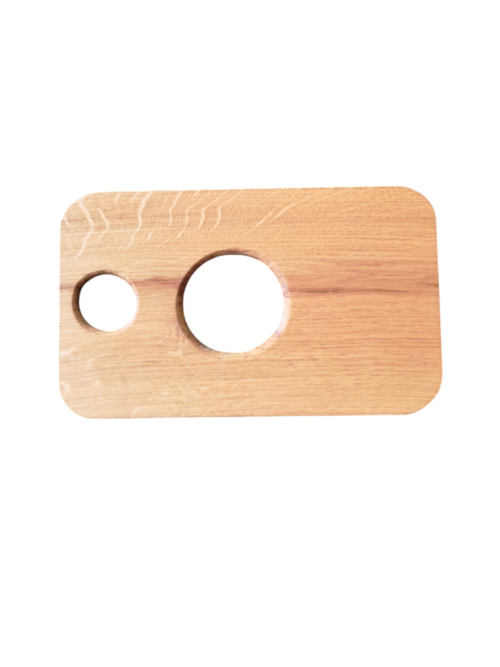 Planche apéritif en bois massif éco-responsable, faite main, avec un design fonctionnel permettant de tenir un eco-cup réutilisable et des snacks. Accessoire en bois durable, fabriqué artisanalement à partir de matériaux recyclés, incarnant le savoir-faire local et une approche zéro déchet. Idéal pour des événements, avec une éthique de fabrication et un design sur-mesure