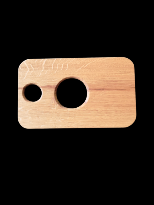 Planche apéritif en bois massif éco-responsable, faite main, avec un design fonctionnel permettant de tenir un eco-cup réutilisable et des snacks. Accessoire en bois durable, fabriqué artisanalement à partir de matériaux recyclés, incarnant le savoir-faire local et une approche zéro déchet. Idéal pour des événements, avec une éthique de fabrication et un design sur-mesure