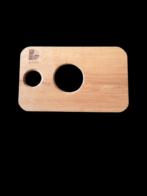 Planche apéritif en bois massif éco-responsable, faite main, avec un design fonctionnel permettant de tenir un eco-cup réutilisable et des snacks. Accessoire en bois durable, fabriqué artisanalement à partir de matériaux recyclés, incarnant le savoir-faire local et une approche zéro déchet. Idéal pour des événements, avec une éthique de fabrication et un design sur-mesure