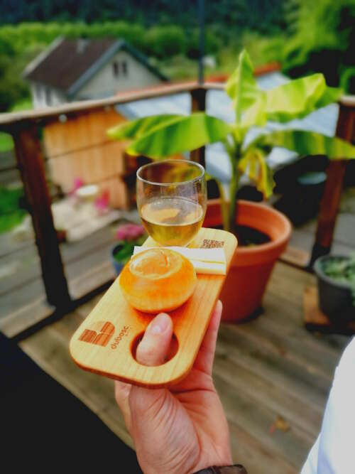 Planche apéritif en bois massif éco-responsable, faite main, avec un design fonctionnel permettant de tenir un verre à pied et des snacks. Accessoire en bois durable, fabriqué artisanalement à partir de matériaux recyclés, incarnant le savoir-faire local et une approche zéro déchet. Idéal pour des événements, avec une éthique de fabrication et un design sur-mesure personnalisé avec QR code.