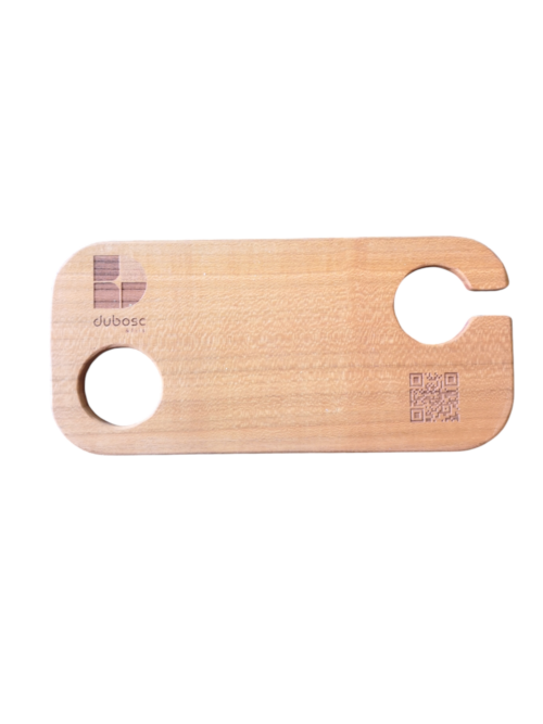 Planche apéritif en bois massif éco-responsable, faite main, avec un design fonctionnel permettant de tenir un verre à pied et des snacks. Accessoire en bois durable, fabriqué artisanalement à partir de matériaux recyclés, incarnant le savoir-faire local et une approche zéro déchet. Idéal pour des événements, avec une éthique de fabrication et un design sur-mesure Personnalisable.