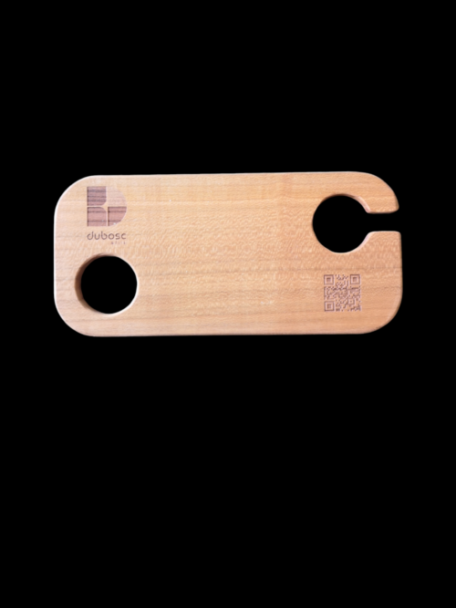 Planche apéritif en bois éco-responsable, faite main, avec un design fonctionnel permettant de tenir un verre à pied et des snacks. Accessoire en bois durable, fabriqué artisanalement à partir de matériaux recyclés, incarnant le savoir-faire local et une approche zéro déchet. Idéal pour des événements, avec une éthique de fabrication et un design sur-mesure.