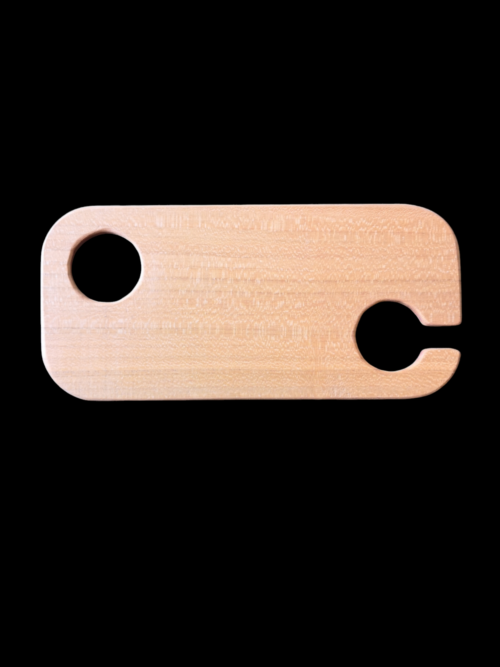 Planche apéritif en bois éco-responsable, faite main, avec un design fonctionnel permettant de tenir un verre à pied et des snacks. Accessoire en bois durable, fabriqué artisanalement à partir de matériaux recyclés, incarnant le savoir-faire local et une approche zéro déchet. Idéal pour des événements, avec une éthique de fabrication et un design sur-mesure Personnalisable.