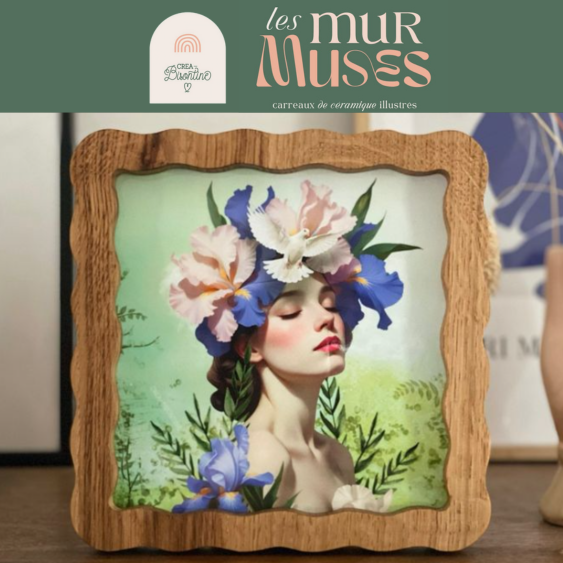 Cadre en bois massif fabriqué par Manufacture Dubosc et Fils, mettant en valeur un carreau de céramique illustré de la collection "Les Mur Muses" par Créabisontine. L'illustration représente une femme couronnée de fleurs colorées, dans un style artistique et délicat. Le cadre en bois massif est sculpté à la main, reflétant l'artisanat local et durable, idéal pour mettre en avant des œuvres d'art dans un intérieur moderne et élégant. Disponible sur le site Manufacture Dubosc et Fils, spécialisée dans le mobilier en bois personnalisé et éco-responsable.