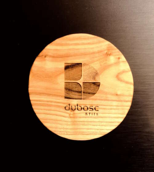 Décapsuleur magnétique en bois massif personnalisé avec le logo de Manufacture Dubosc et Fils. Produit artisanal en bois de qualité supérieure, combinant esthétisme et fonctionnalité. Ce décapsuleur personnalisé incarne le savoir-faire et l'engagement de Manufacture Dubosc et Fils envers des créations durables et élégantes. Disponible sur la boutique en ligne, parfait pour ceux qui reçoivent les accessoires uniques et responsables.