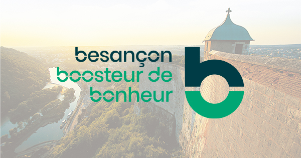 Logo "Besançon, Boosteur de Bonheur" devant une vue panoramique de la Citadelle de Besançon, une fortification emblématique construite par Vauban, classée au patrimoine mondial de l'UNESCO. Manufacture Dubosc et Fils, artisan local spécialisé dans la création de mobilier et accessoires en bois massif, partage les valeurs de durabilité et de patrimoine de la région. Découvrez nos produits faits main, conçus dans un esprit éco-responsable, disponibles sur notre boutique en ligne.