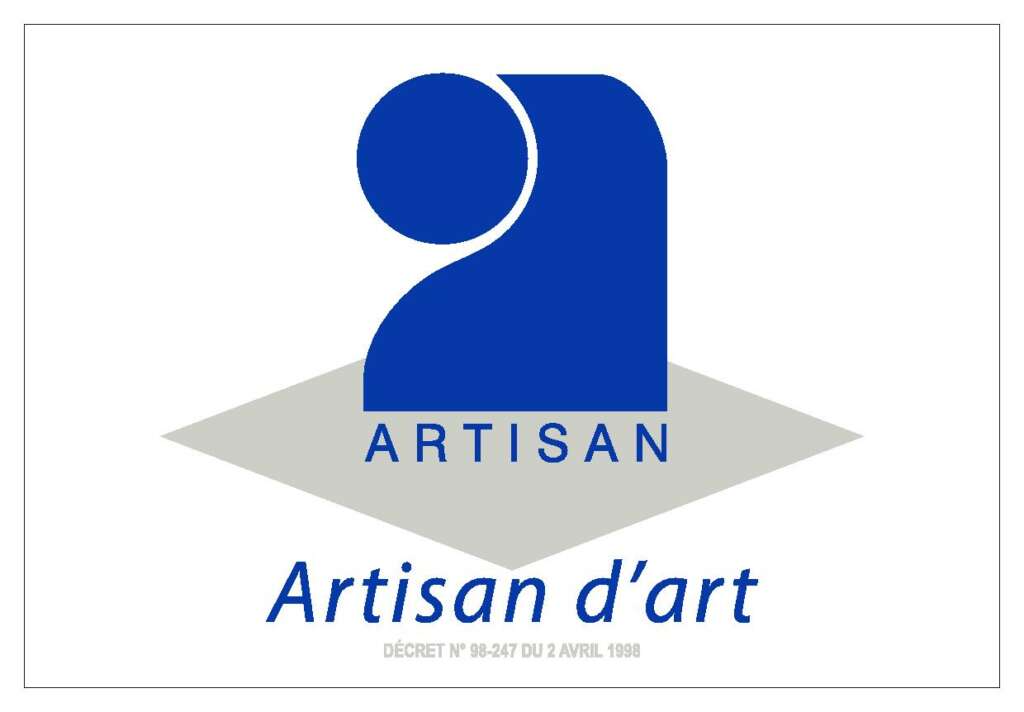 Logo officiel "Artisan d'art" certifiant le savoir-faire artisanal de Manufacture Dubosc et Fils, fabricant de meubles et accessoires en bois massif. Ce label valorise le travail de qualité réalisé par nos artisans, experts dans la création d'objets en bois personnalisés et éco-responsables. La certification garantit un haut niveau de compétence et d'authenticité dans chaque création proposée sur notre boutique en ligne.