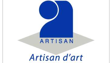 Logo officiel "Artisan d'art" certifiant le savoir-faire artisanal de Manufacture Dubosc et Fils, fabricant de meubles et accessoires en bois massif. Ce label valorise le travail de qualité réalisé par nos artisans, experts dans la création d'objets en bois personnalisés et éco-responsables. La certification garantit un haut niveau de compétence et d'authenticité dans chaque création proposée sur notre boutique en ligne.