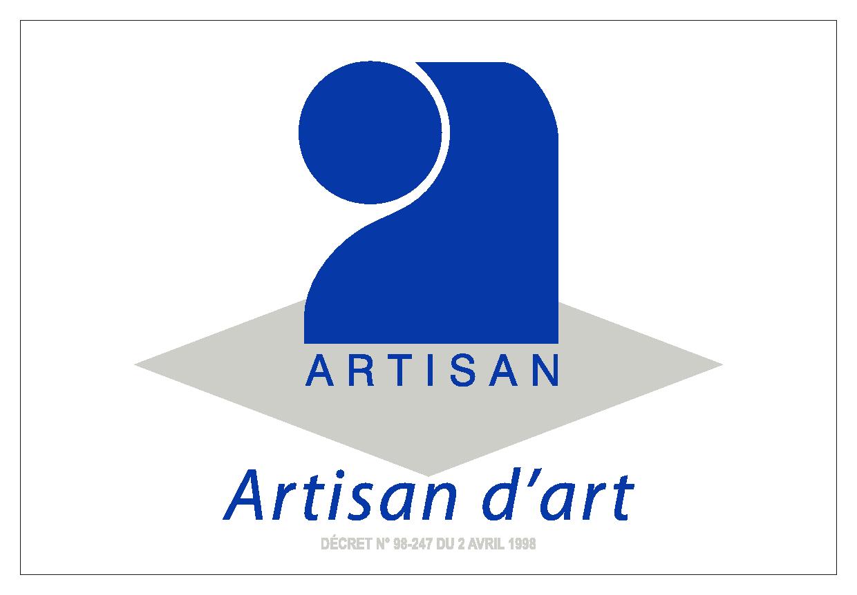 Logo officiel "Artisan d'art" certifiant le savoir-faire artisanal de Manufacture Dubosc et Fils, fabricant de meubles et accessoires en bois massif. Ce label valorise le travail de qualité réalisé par nos artisans, experts dans la création d'objets en bois personnalisés et éco-responsables. La certification garantit un haut niveau de compétence et d'authenticité dans chaque création proposée sur notre boutique en ligne.