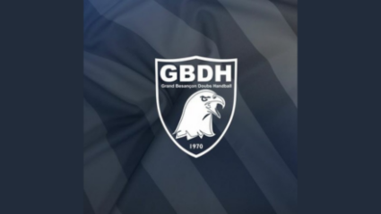 Logo officiel du Grand Besançon Doubs Handball (GBDH) sur fond bleu, représentant un aigle majestueux. Manufacture Dubosc et Fils, partenaire officiel du club, soutient les valeurs de performance et de cohésion, avec des créations artisanales en bois massif, telles que des trophées personnalisés pour célébrer les exploits des joueurs.