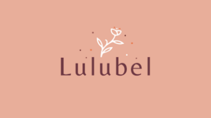 Logo de Lulubel, boutique en ligne de créations artisanales et de décoration, avec un design minimaliste de fleur blanche sur fond rose poudré. Retrouvez des accessoires et objets uniques à Besançon, parfaits pour un intérieur chaleureux et naturel.