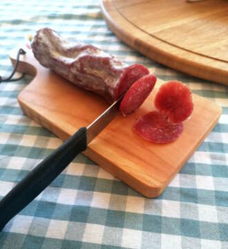 Planchette en bois de Manufacture Dubosc et Fils, utilisée pour découper du saucisson avec précision. Cette planchette artisanale en bois massif est idéale pour les apéritifs et les moments de partage, offrant une touche naturelle et élégante aux tables conviviales.