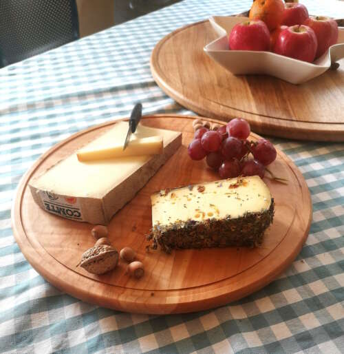 Plateau tournant en bois massif de 35 cm de Manufacture Dubosc et Fils, présentant un assortiment de fromages, raisins, et noix. Ce plateau est idéal pour les présentations de table élégantes et conviviales, parfait pour les amateurs de charcuterie et de fromage souhaitant ajouter une touche artisanale à leurs repas.