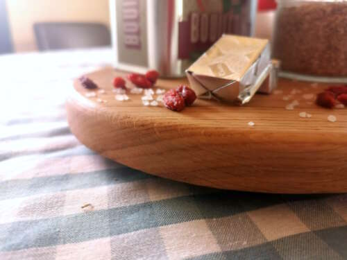 Vue rapprochée d'un plateau tournant en chêne massif de Manufacture Dubosc et Fils, présentant des cubes de bouillon, des baies de goji et du gros sel. Ce plateau en bois naturel est parfait pour des présentations élégantes en cuisine, offrant un style artisanal et chaleureux pour vos ingrédients.