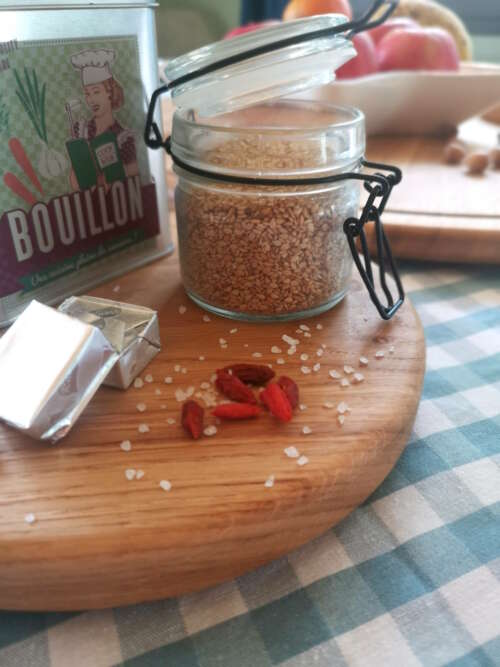 Plateau tournant en chêne massif de Manufacture Dubosc et Fils, avec un pot de graines de sésame, des baies de goji, du gros sel et des cubes de bouillon. Ce plateau en bois naturel est un accessoire de cuisine élégant et pratique, parfait pour organiser et présenter vos ingrédients de manière conviviale et stylée.