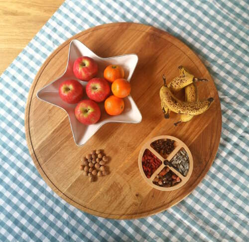 Plateau tournant en chêne massif, orné de fruits et de noix, offrant une présentation élégante et conviviale pour les repas. Fabriqué par Manufacture Dubosc et Fils, ce plateau en bois massif est idéal pour partager des moments gourmands et ajouter une touche de design naturel à la table.