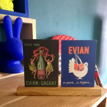 Support photo aimanté en bois massif de Manufacture Dubosc et Fils, exposant deux cartes vintage Evian. Ce support élégant et naturel est idéal pour mettre en valeur des photos, cartes ou illustrations dans un style raffiné et moderne, parfait pour un bureau, un salon ou un cabinet de curiosités.