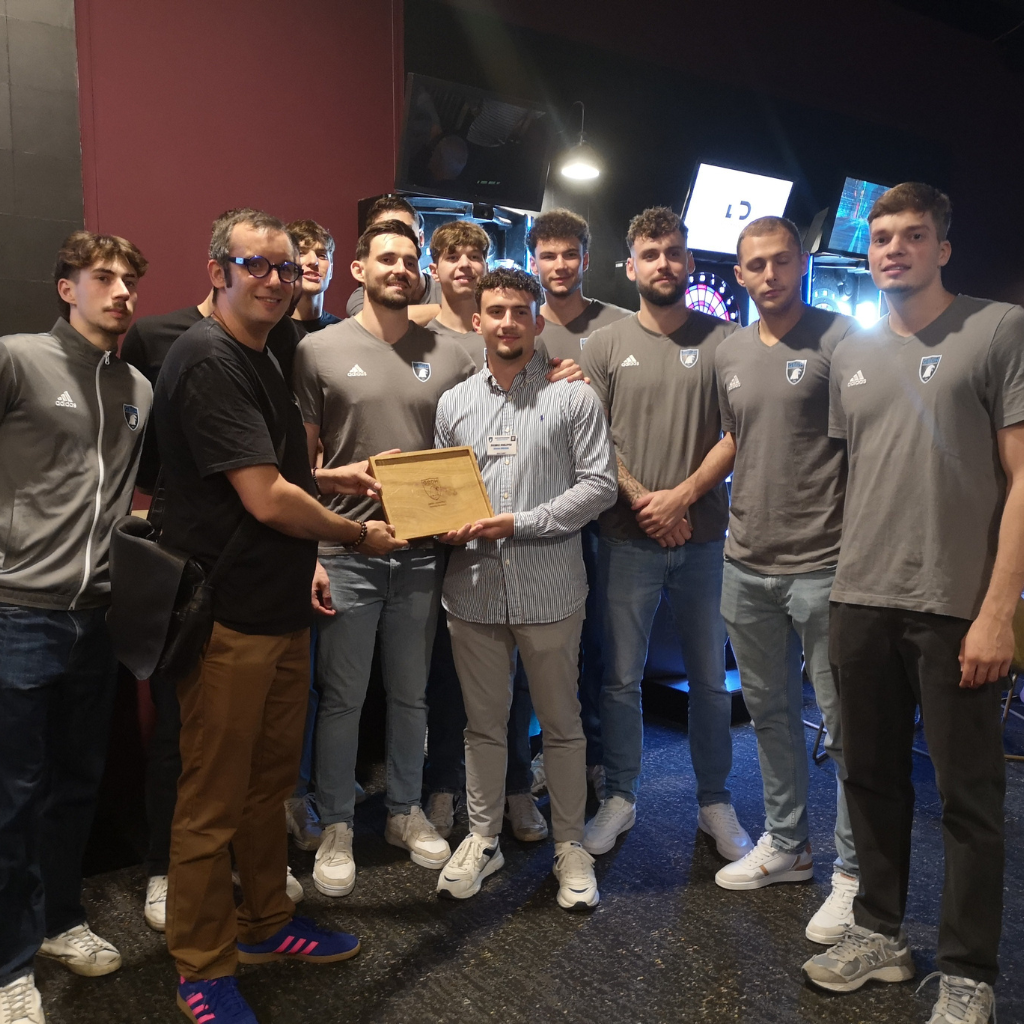 L’équipe et le staff du Grand Besançon Doubs Handball (GBDH) réunis lors de l’inauguration du nouveau maillot, mettant en avant un plateau en chêne massif gravé réalisé par Manufacture Dubosc et Fils. Ce plateau artisanal, récompensant l’homme du match, symbolise l’engagement de notre entreprise pour le sport local et l’artisanat durable.