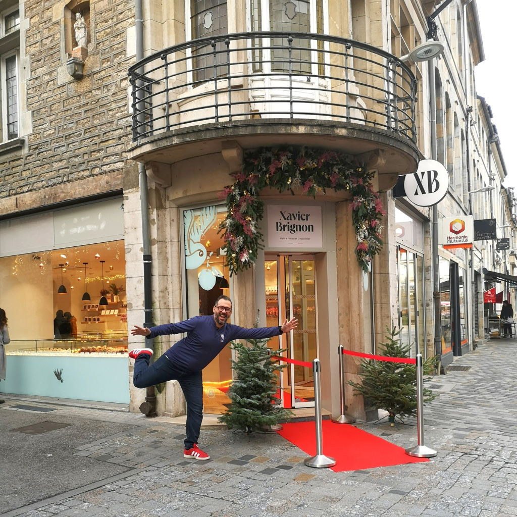 La boutique du maître chocolatier Xavier Brignon. Cette collaboration célèbre l'artisanat local et l'excellence du savoir-faire français, combinant bois de qualité et chocolats artisanaux. Un partenariat unique mettant en avant des produits de qualité sur mesure pour entreprises ou particuliers, parfaits pour les événements et fêtes de fin d'année.