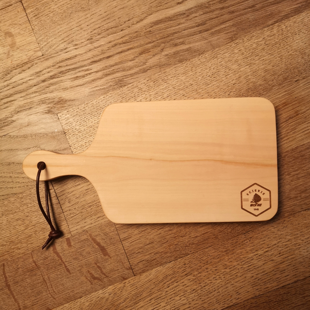 Photo d'une planche à découper en bois massif local, conçue artisanalement par la Manufacture Dubosc et Fils en collaboration avec la scierie Moyne pour le Challenge Moyne Doubs Terre de Trail. Cette planche de qualité, au design épuré et durable, met en valeur le savoir-faire artisanal et le bois local de la région. Elle est idéale pour les amateurs de gastronomie et les amoureux des produits artisanaux uniques.