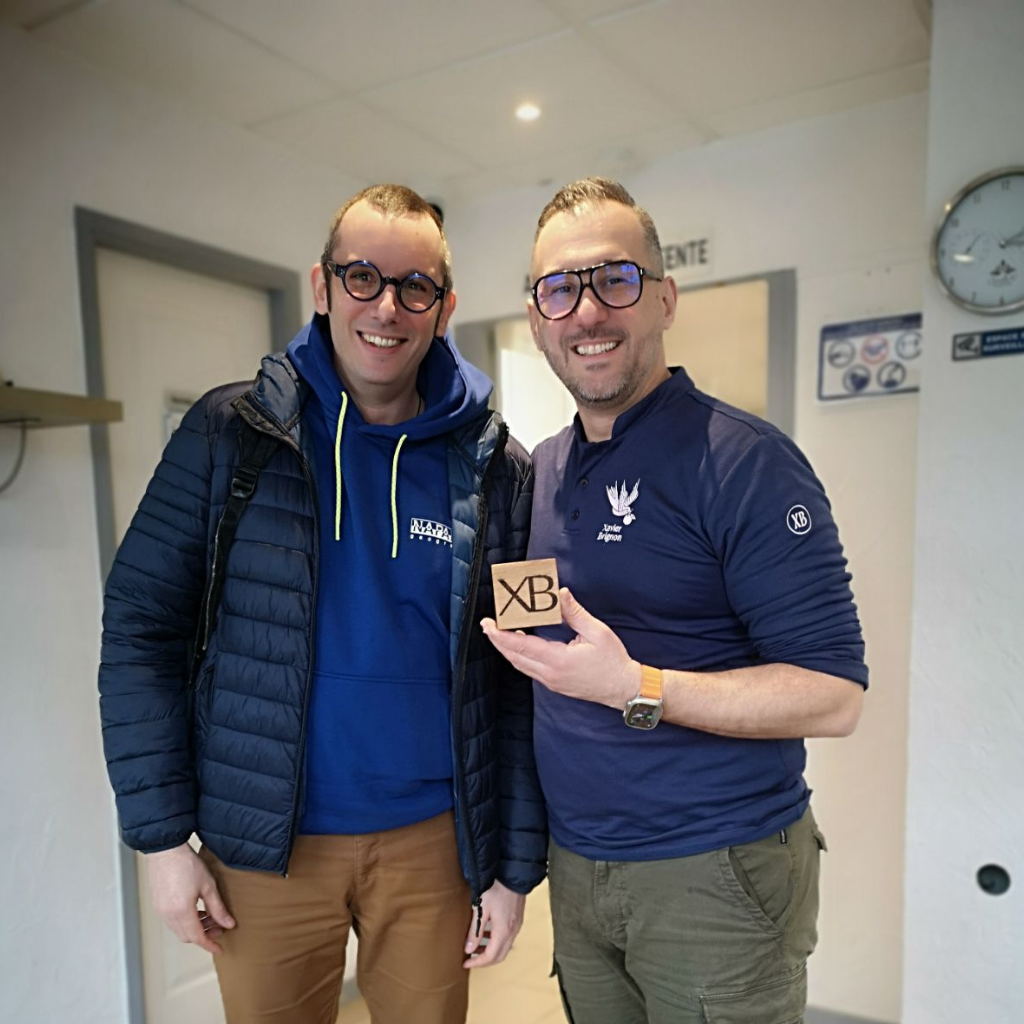 Une rencontre chaleureuse dans l'atelier du maître chocolatier Xavier Brignon. Sami Dubosc, artisan créateur de la Manufacture Dubosc et Fils ,offre fièrement un cube en chêne massif personnalisée gravée du logo de Xavier Brignon. Cette collaboration célèbre l'artisanat local et l'excellence du savoir-faire français, combinant bois de qualité et chocolats artisanaux. Un partenariat unique mettant en avant des cadeaux sur mesure pour entreprises ou particuliers, parfaits pour les événements et fêtes de fin d'année.