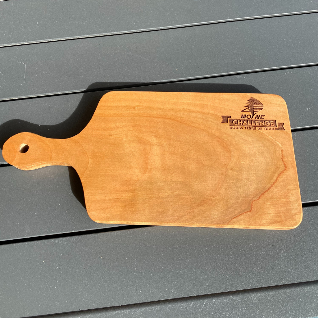 Planche à découper artisanale en bois massif, spécialement conçue pour le Challenge Moyne Doubs Terre de Trail en collaboration avec la scierie Moyne et Manufacture Dubosc et Fils. Ce modèle unique, fabriqué à partir de bois local, met en valeur le savoir-faire artisanal et durable de notre entreprise. Le design a été co-créé avec Pierre Moyne, reflétant les valeurs de l’artisanat local et de la préservation des ressources. Idéal pour les amateurs de bois authentique et d’articles personnalisés haut de gamme. Découvrez d'autres créations en bois massif sur notre boutique en ligne.