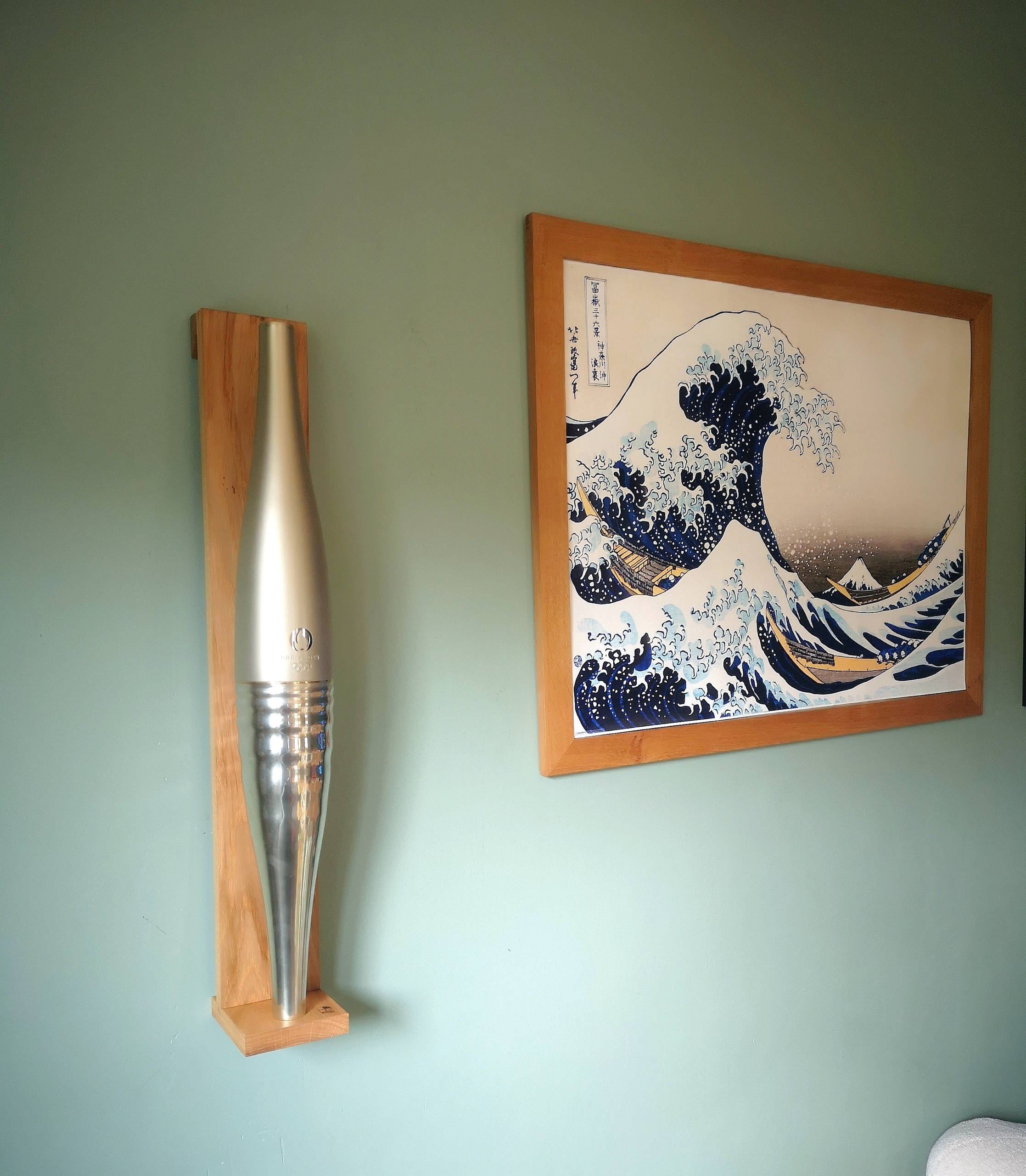 Support torche Olympique Paris 2024 en bois massif pour torche olympique Paris 2024, design élégant et stable.