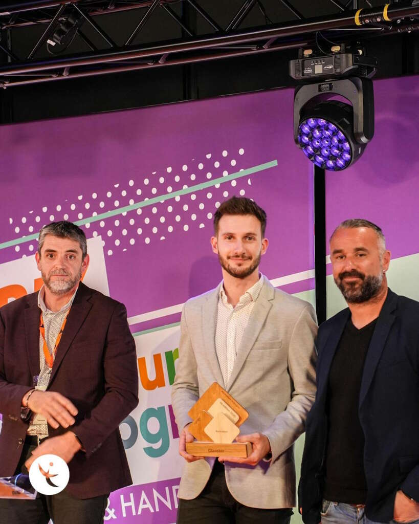 Les trophées Activateur de Progrès 2025, réalisés par la Manufacture Dubosc et Fils, mis en avant lors de la cérémonie au Stade Orange Vélodrome de Marseille. Le design épuré et l'utilisation de bois massif pour ces trophées reflètent les valeurs de durabilité et de responsabilité sociale de la marque.