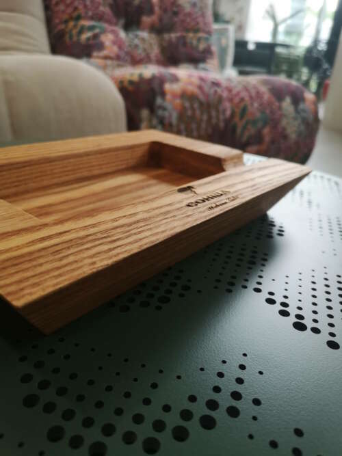Cendrier design en chêne, fabriqué en France, pour fumeurs de cigares ou cigarettes.