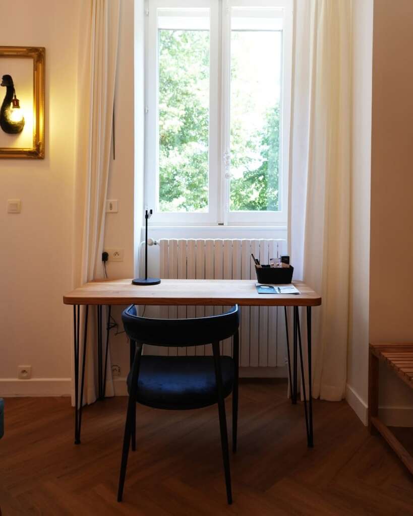 Bureau sur mesure en bois massif et métal noir, conçu pour une chambre du Château de la Dame Blanche à Geneuille.